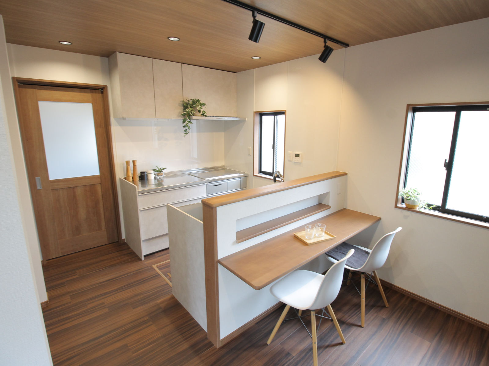 サンゲツのWD-1203とベリティスのチェリー柄ドアが調和したナチュラルモダンなダイニングキッチンリノベーション。