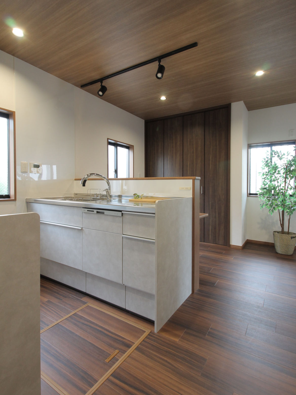 料理をしながら会話を楽しめる対面キッチン。LIXILのシエラS、扉はホワイトスタッコ。名古屋のリノベーション事例。