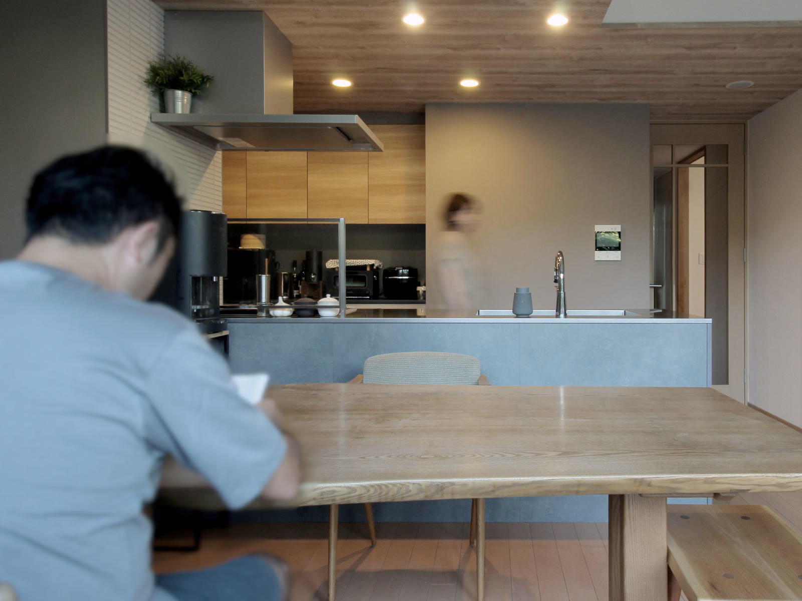 ダイニングから眺めるキッチンのリフォーム事例。空間全体がつながる心地よさを実現。