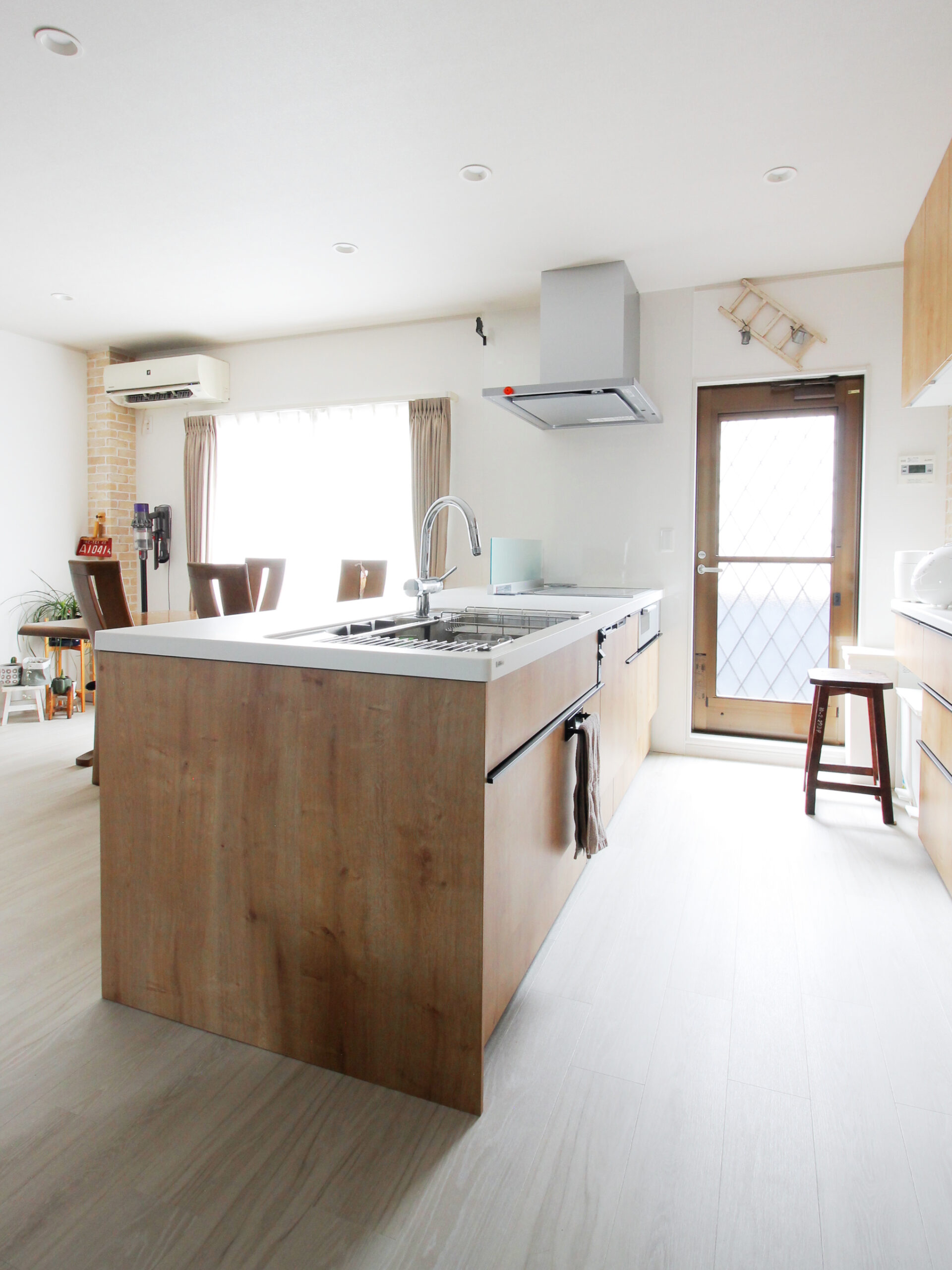 レトロ雑貨が映える、家族をつなぐフラットキッチン｜北名古屋市 2412-2