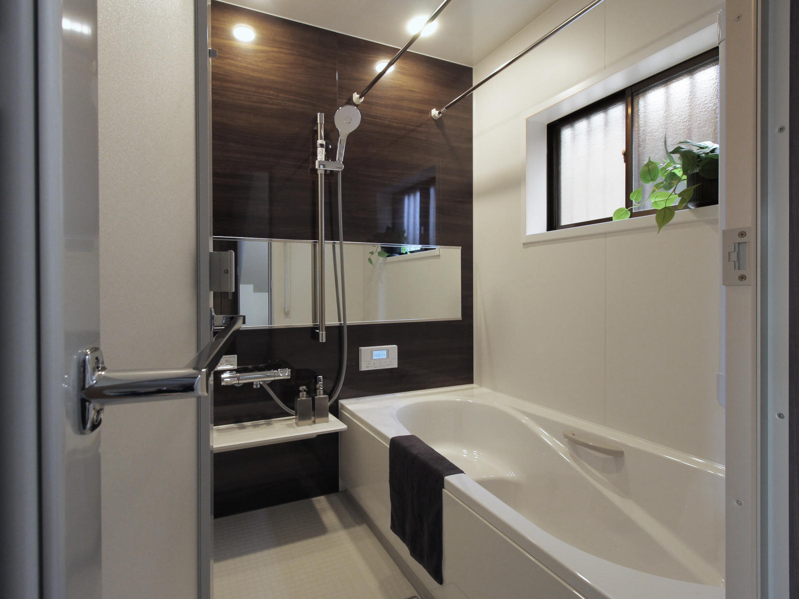 濃色アクセントパネルで高級感を演出したユニットバス。LIXILのリデアMタイプ1616サイズ、アクセントパネルはダークウォールナット。
