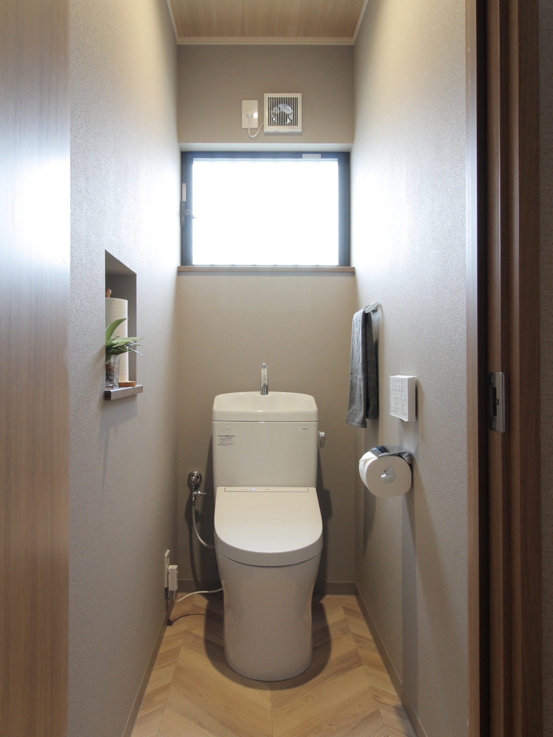 落ち着いたグレージュの心地よいトイレ空間|北名古屋市 2506-6