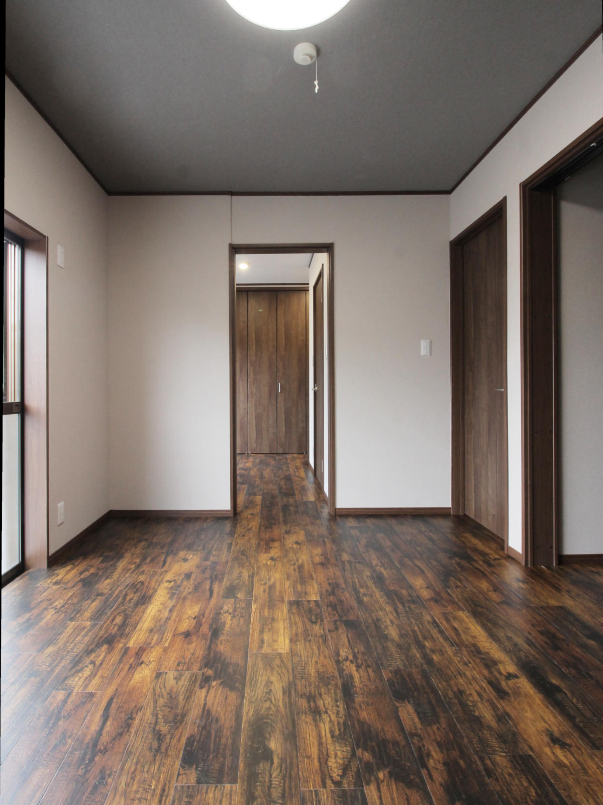 木目の濃淡が美しいサンゲツのフロアタイルWD-2103を採用した洋室。名古屋の戸建てリノベーションで居心地よく。