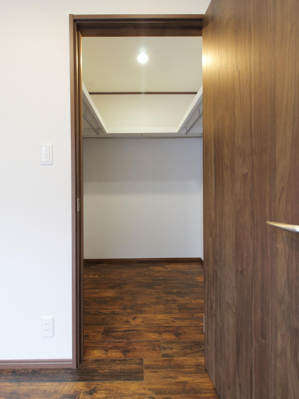 収納力を高めたウォークインクローゼット。床材はサンゲツのフロアタイルWD-2103。名古屋の戸建てリノベーションで実現した使いやすい収納空間。