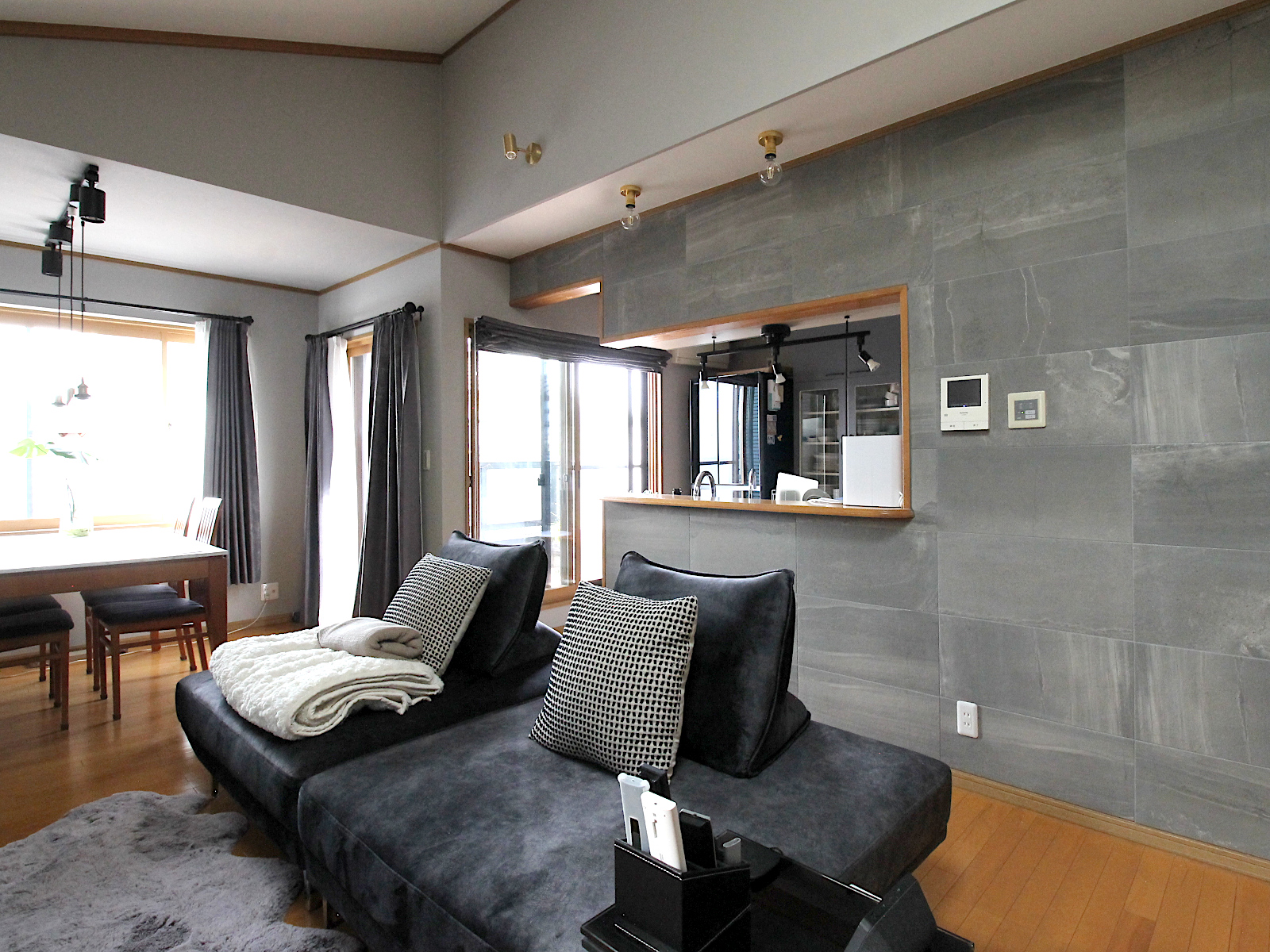 名古屋市のリビングリフォーム事例。LIXILエコカラットプラス ストーングレース【ECP-630/STG3N】とサンゲツクロス【77-3046】を採用したホテルライク空間。