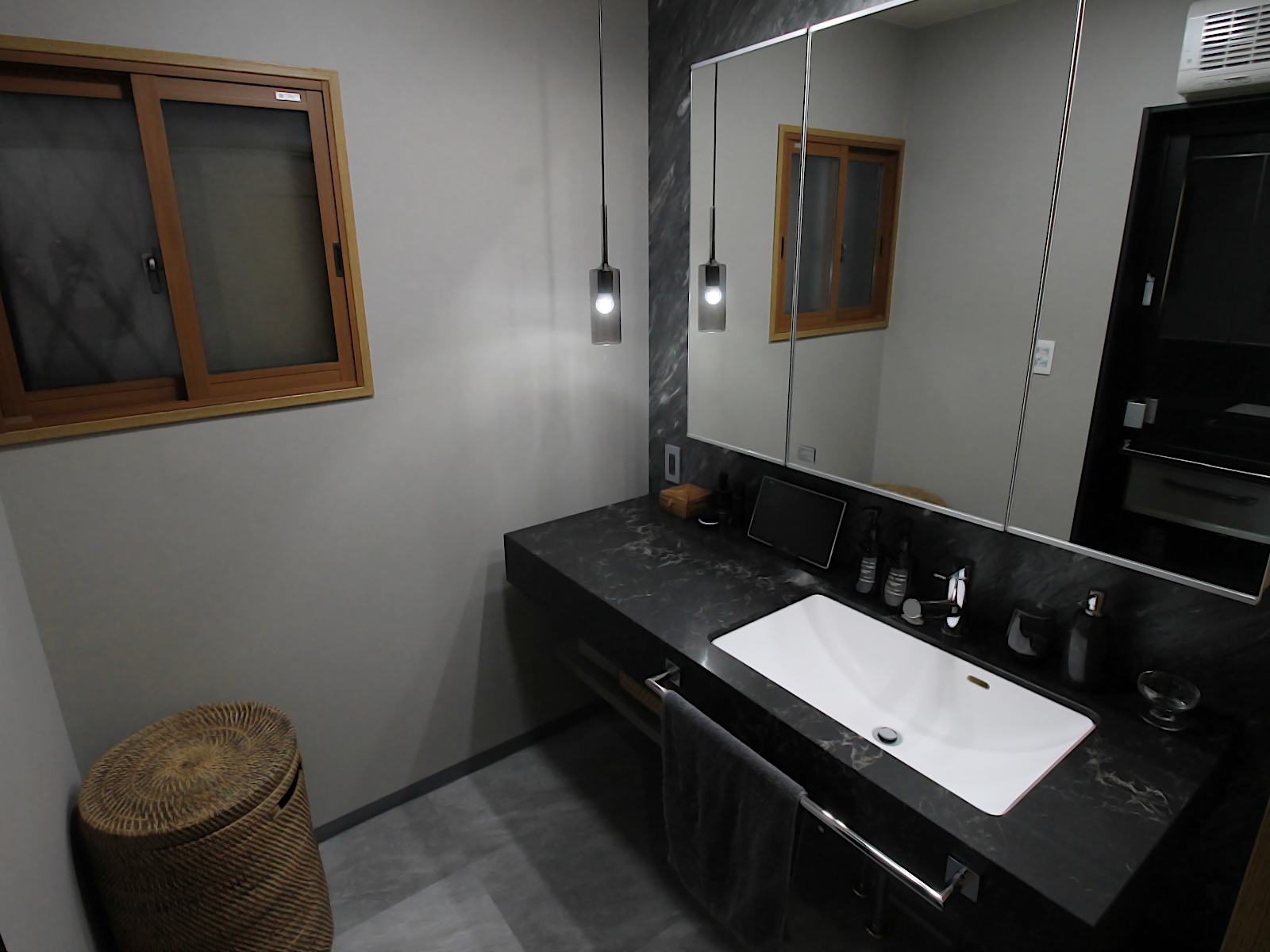 戸建て洗面リフォーム。大理石調の洗面カウンターと壁パネル【CFN10306ZD】で統一し、重厚感あるデザインに。