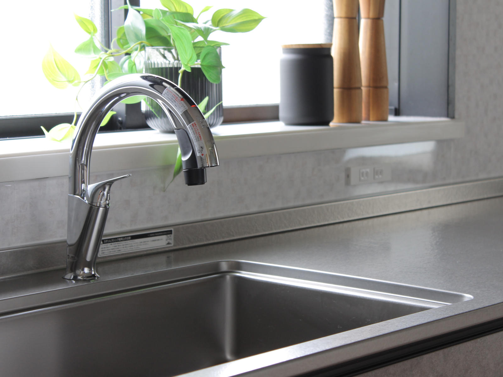 北名古屋市の戸建てキッチンリフォーム事例。LIXIL「ナビッシュ」タッチレス水栓を採用し、手をかざすだけで吐水できる衛生的な設計。クリナップCENTROのステンレスシンクと調和し、清潔感あるワークスペースを演出。