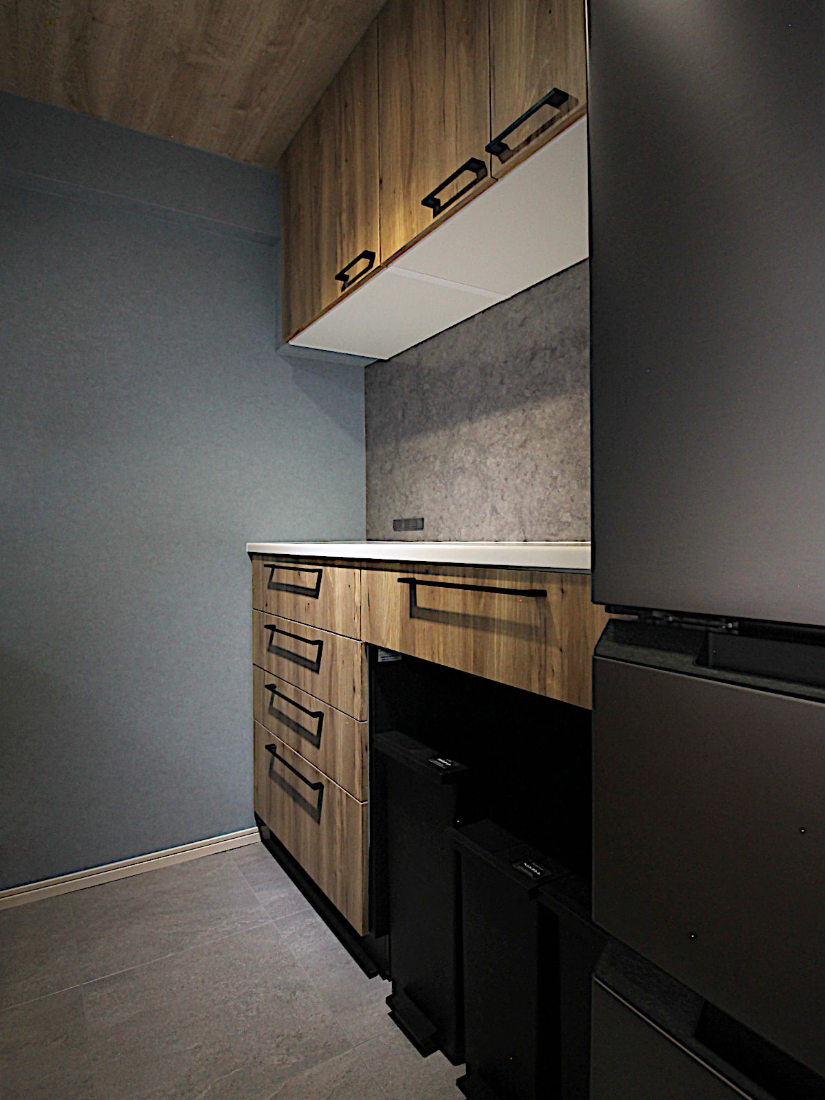 マンションキッチンリフォーム事例。背面収納はタカラスタンダード【リフィット】で統一。グレーのクロスとブラック取っ手でモダンに仕上げた。