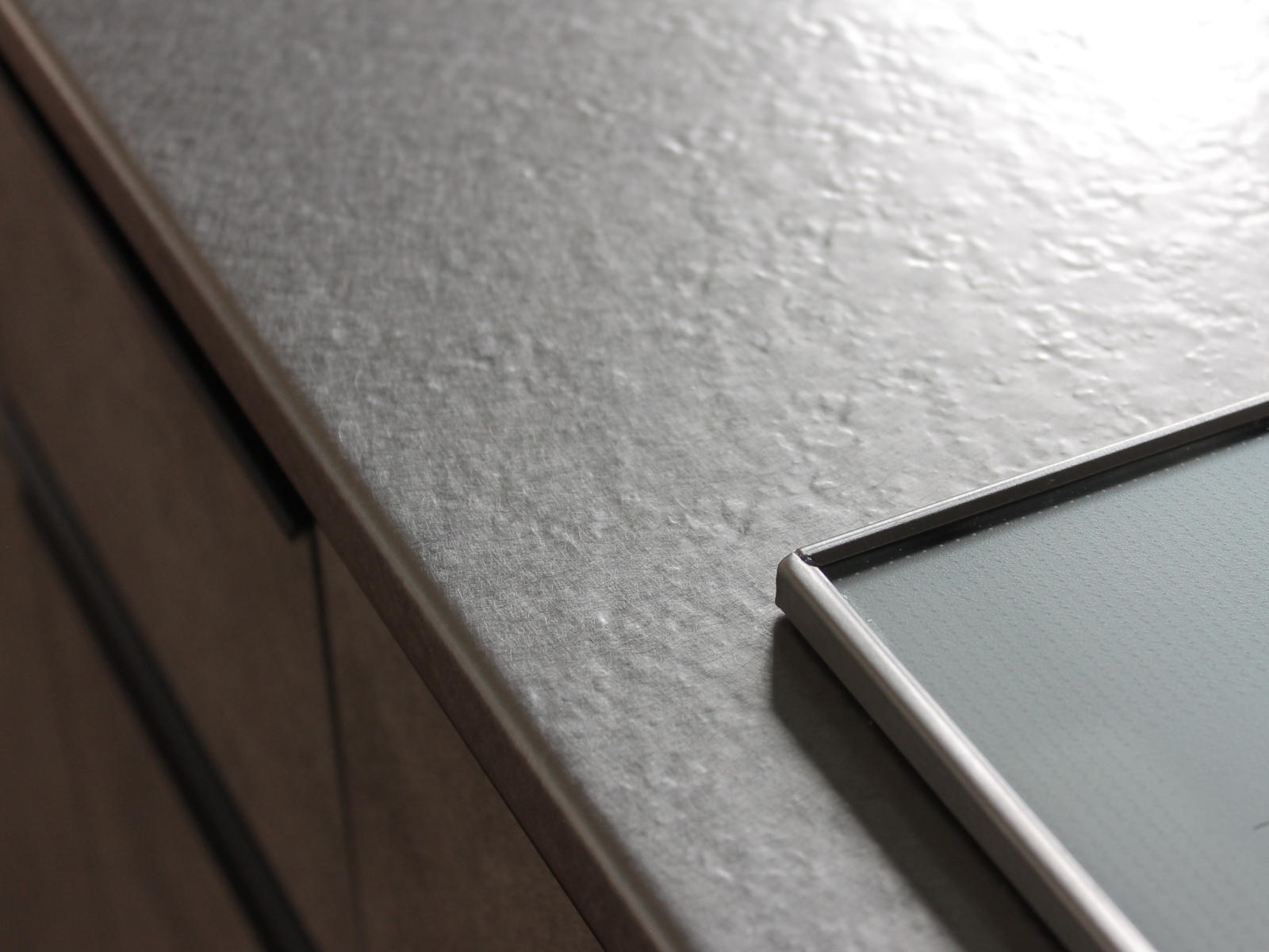 北名古屋市の戸建てキッチンリフォーム。クリナップCENTROセントロのワークトップは、ステンレス「バイブレーションロッシュ」仕上げ。光を柔らかく反射する表情と高い耐久性でIHコンロとの組み合わせも美しく際立つ。