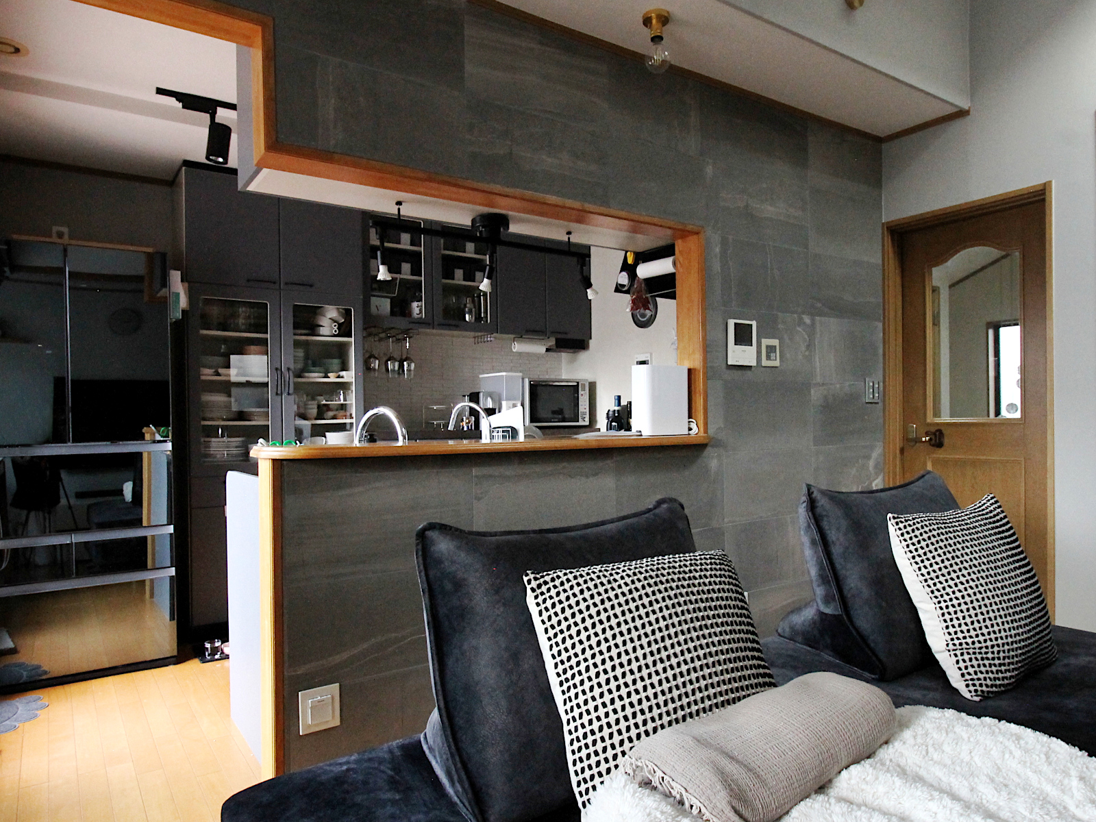 リノベーション事例。エコカラットプラス ストーングレース【ECP-630/STG3N】が映えるLDK。間接照明とカーテンでラグジュアリーな雰囲気を演出。