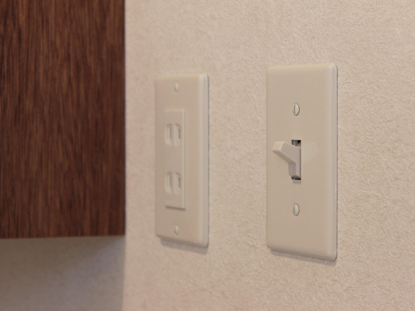 北名古屋市の戸建て洗面リフォーム。Panasonicクラシックシリーズのトグルスイッチを採用。マットな質感とレトロな操作感がカントリー調の空間にぴったり。