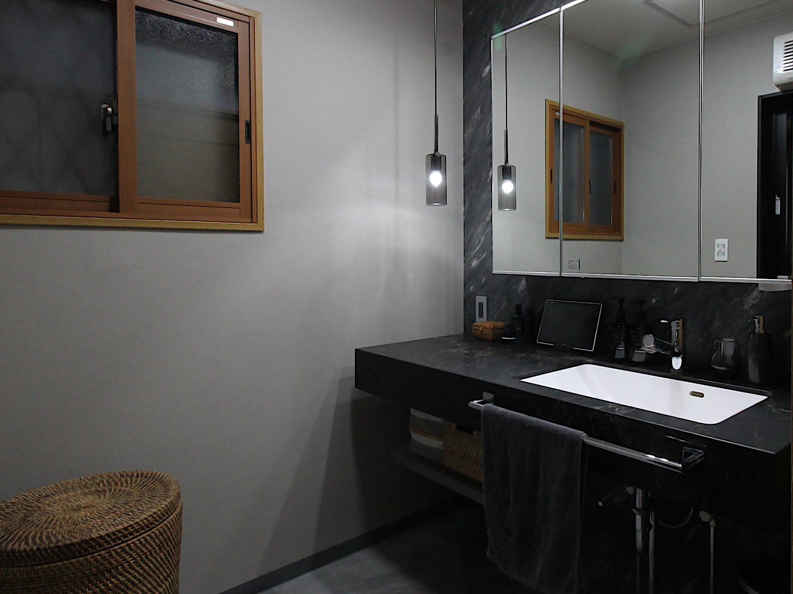 名古屋市の洗面リフォーム事例。ミラタップ フィオレット ネロのワイドカウンターを採用。サンゲツクロス【RE-53435】とアイカ工業【CFN10306ZD】でホテルライクな空間に。