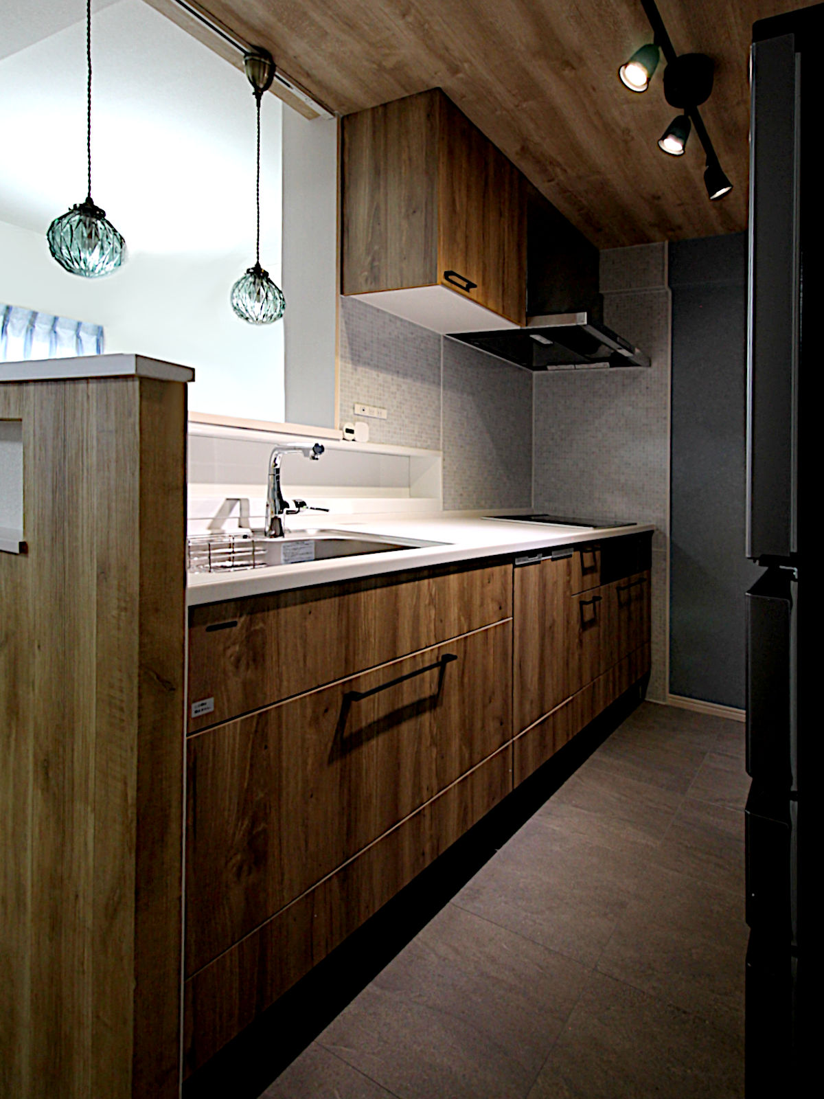 マンションリフォーム事例。タカラスタンダード【リフィット】ヒッコリーミディアムのキッチン。天板は人造大理石【ソリッドホワイト】。木目とグレーの組み合わせが上品なアーバンスタイル。