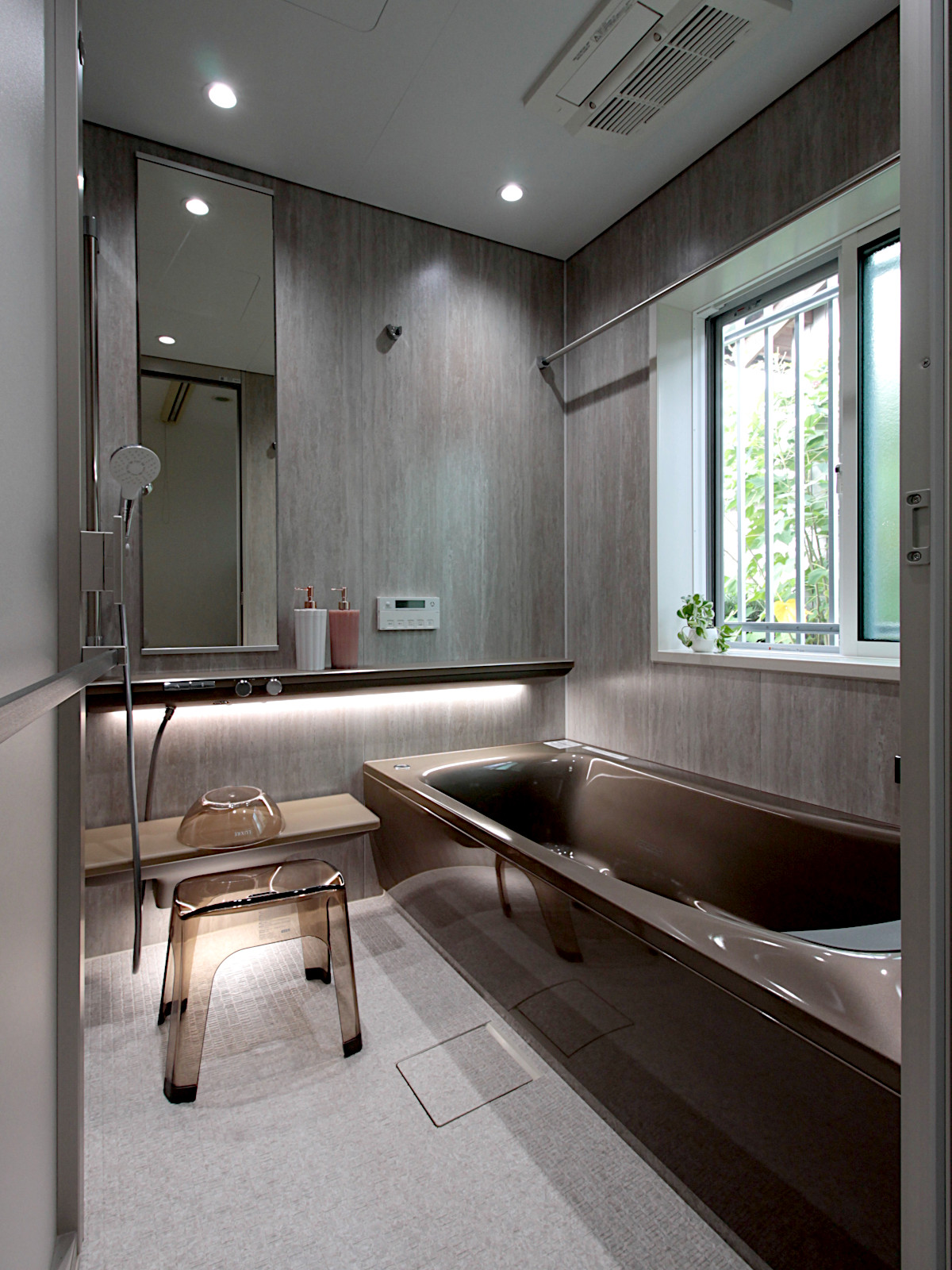 TOTOシンラRタイプ1616エレノアマローネ浴槽とトラバーチングレージュ壁の浴室