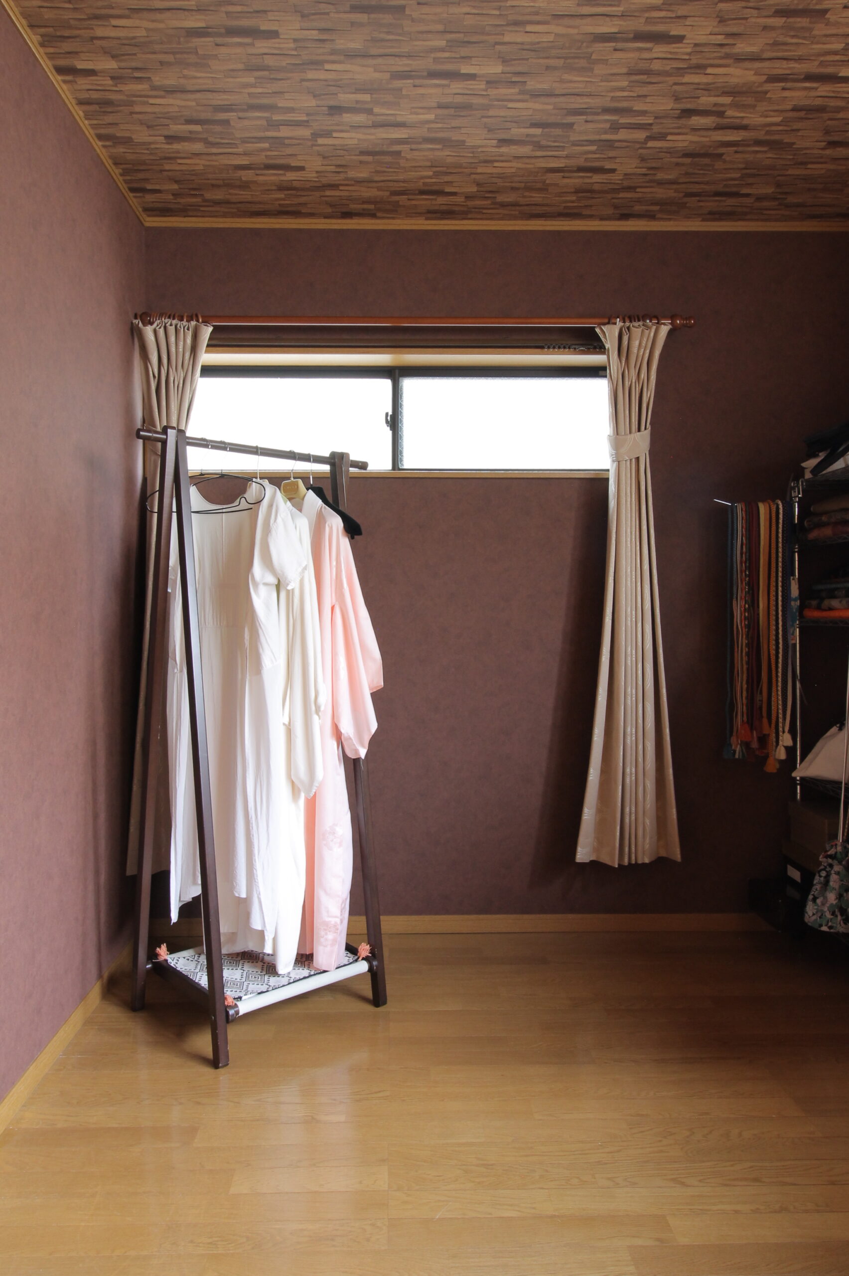 サンゲツRE53377(廃盤)とRE53293(廃盤)の赤系クロスを用いた居室内装