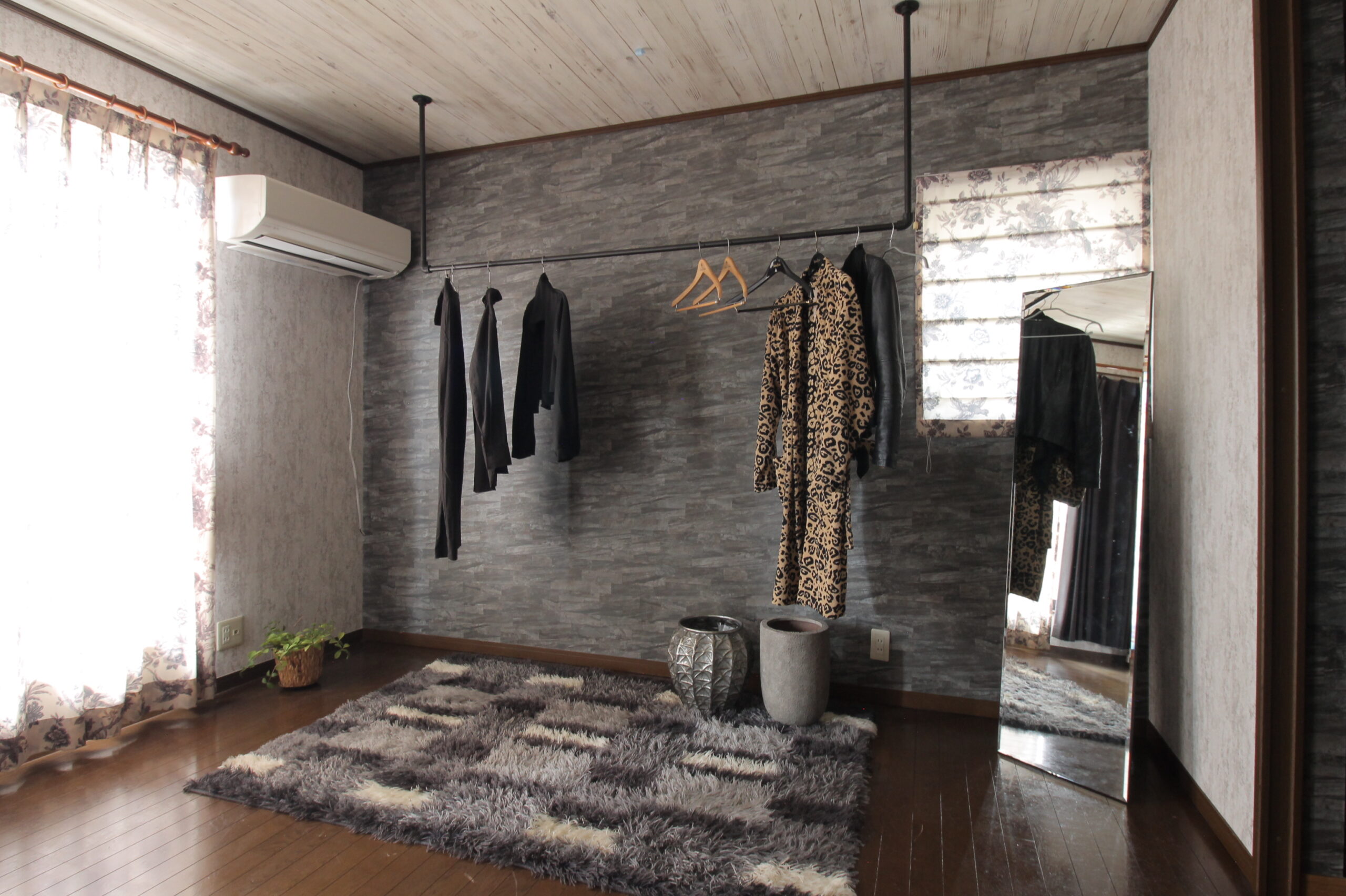 サンゲツTH32670、RE53197(廃盤)、TH32729とアイアンバーの洋室リフォーム