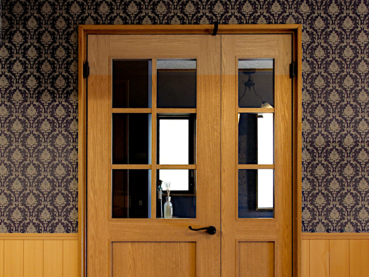 格子ドアと大胆クロスがつくるヴィンテージ空間｜名古屋市 2405-4