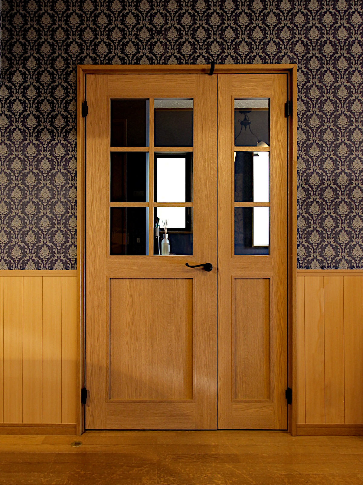 アイアンハンドルを採用した木製造作ドア