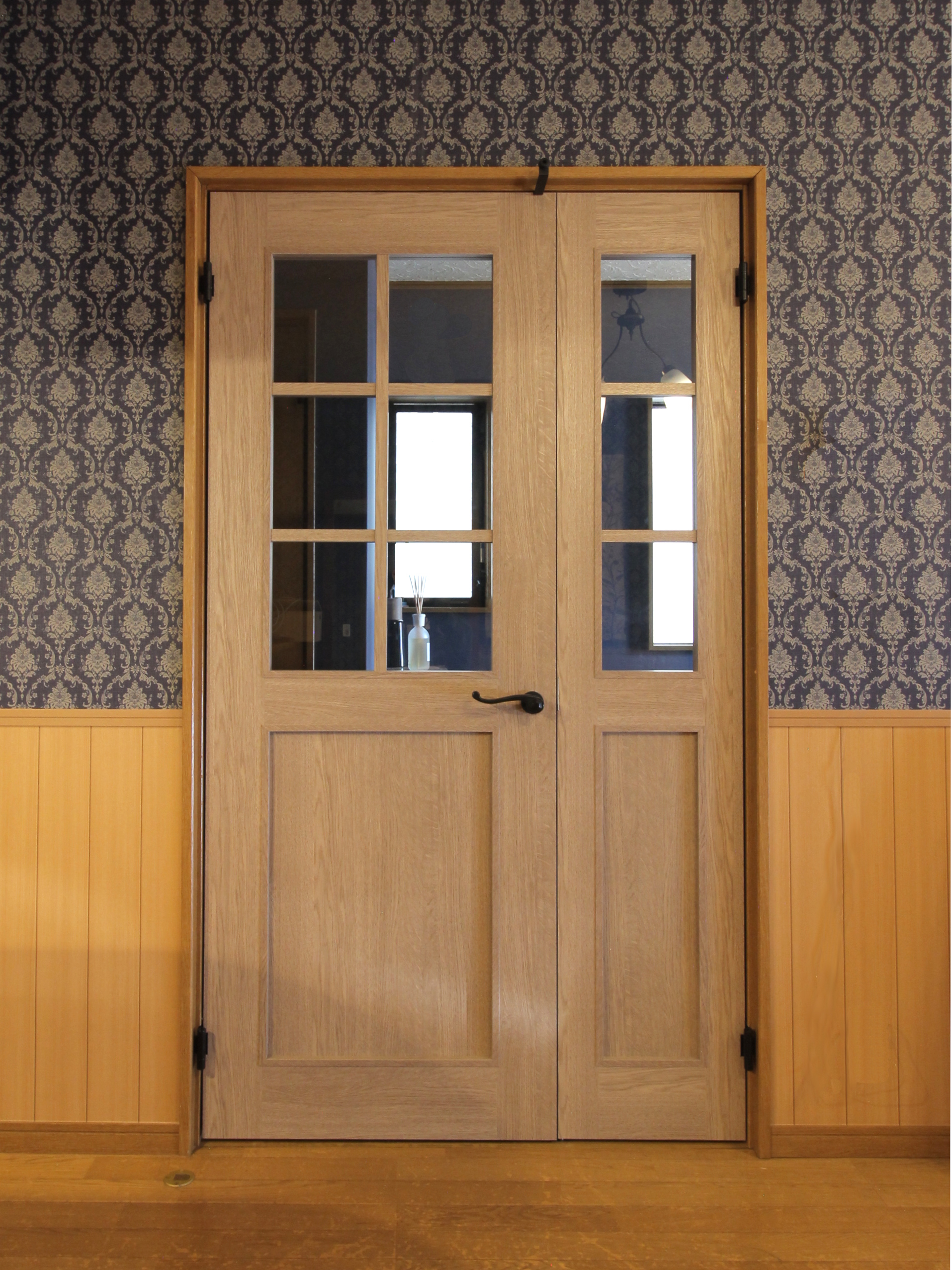 アイアンハンドルを採用した木製造作ドア