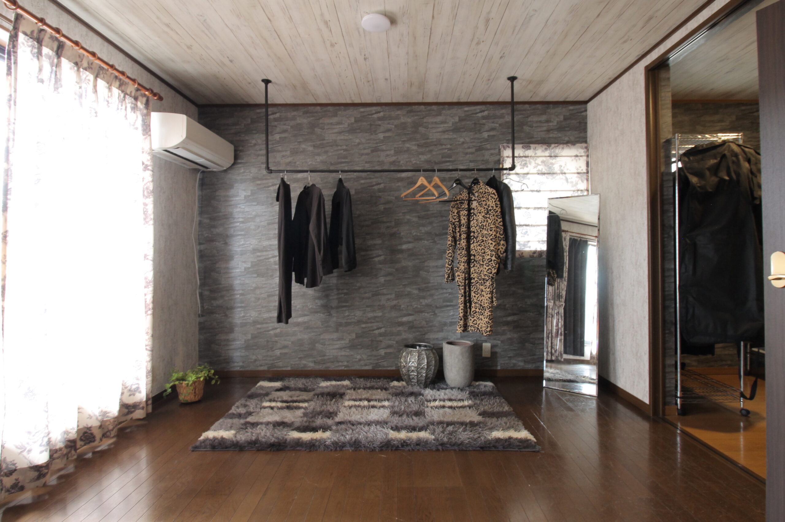 サンゲツTH32670、RE53197(廃盤)、TH32729とアイアンバーの洋室リフォーム