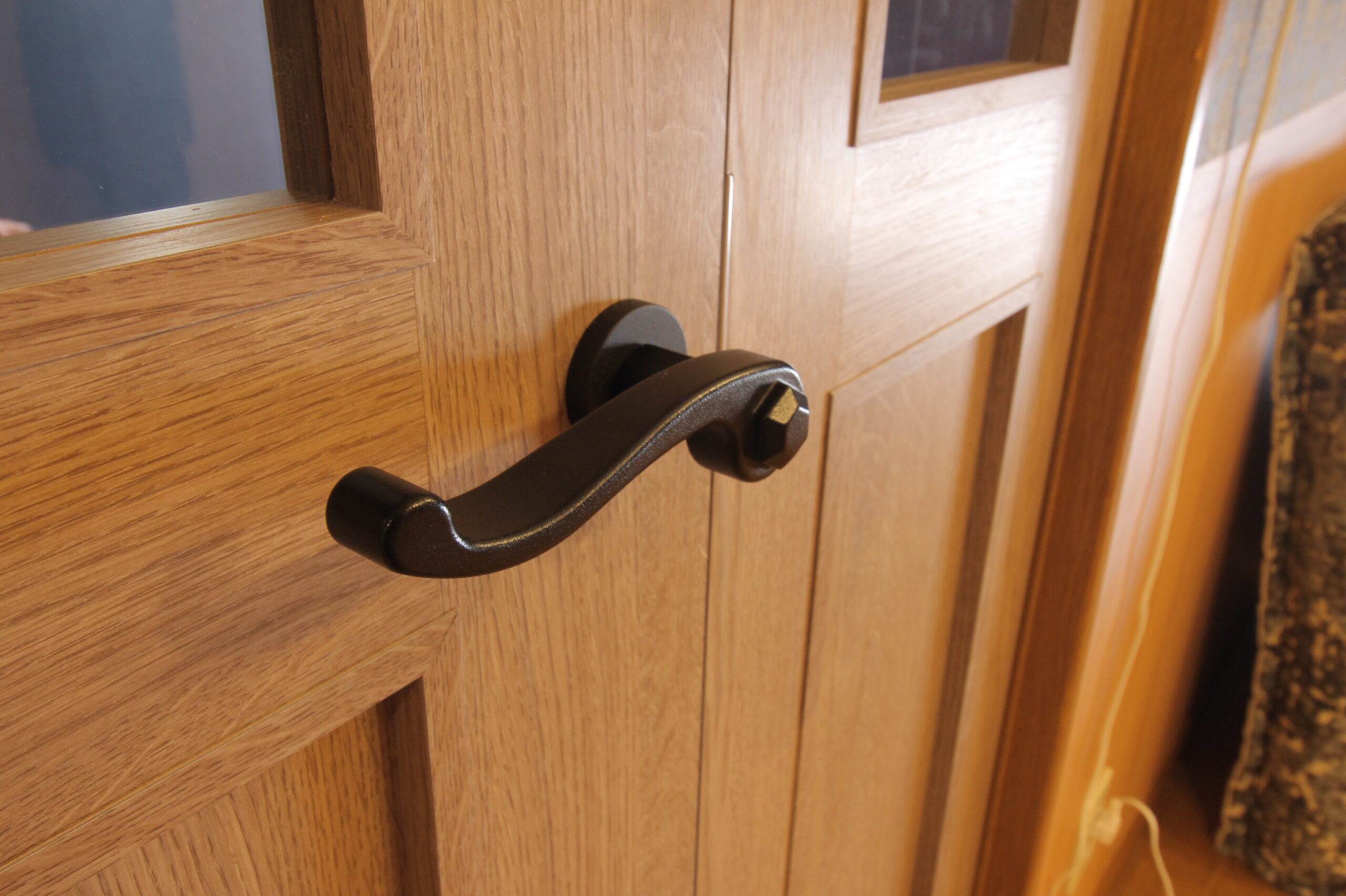 造作ドアのアイアンハンドル