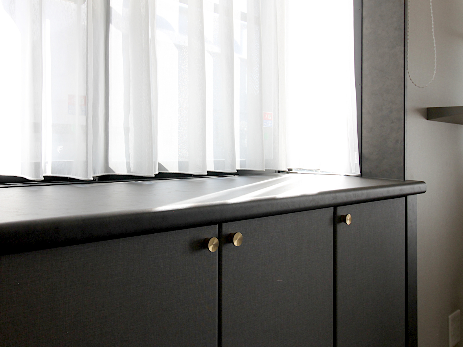 愛知県Y様邸の壁付けキャットステップ。リアテックTC-4542仕上げの棚板で窓辺へつながる猫の通路をデザイン。