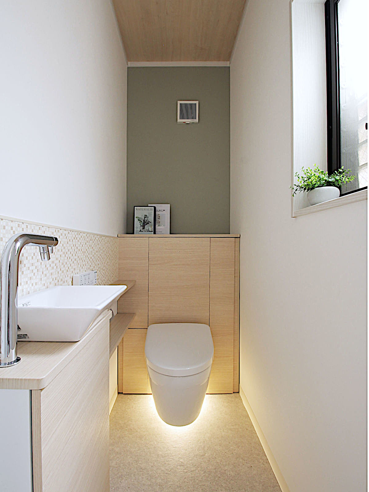 TOTOのレストパルFを採用したリフォーム事例。フロートトイレ本体が放つ間接照明で、ラグジュアリーな雰囲気。