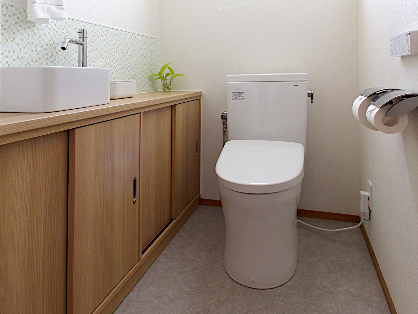造作手洗いのトイレ空間